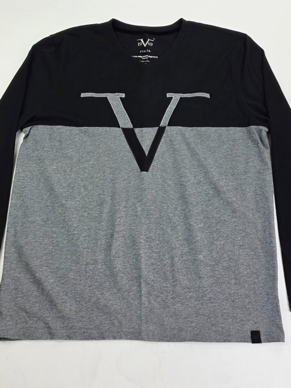 Versace Italia V1969 Gray Black ColorBlock V Neck Men Size Large Long Sleeve Tee
